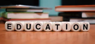 Woord Education in witte blokjes met zwarte letters