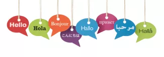 Het woord Hallo in verschillende talen en gekleurde ballonnen