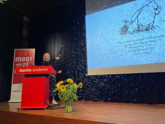 Wethouder Anke Klein met confetti op het podium