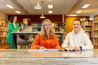 Studenten Ad PEP in mediatheek