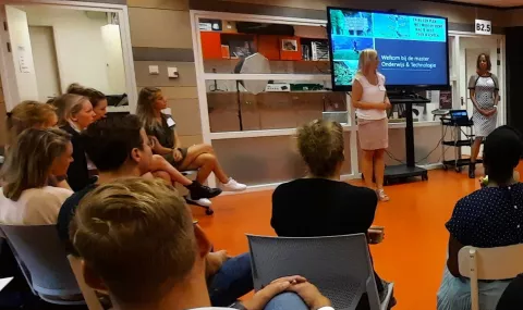 Studenten en docenten in een klaslokaal