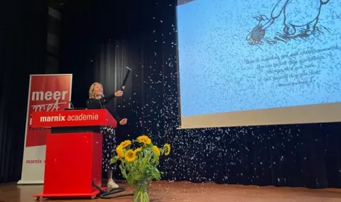 Wethouder Anke Klein met confetti op het podium