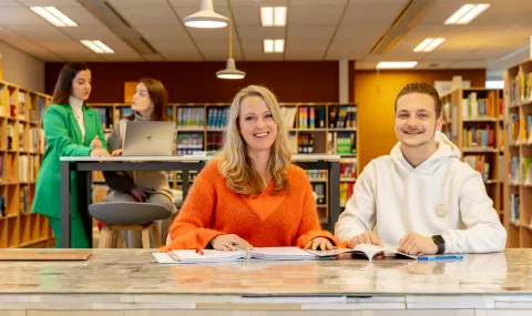 Studenten Ad PEP in mediatheek