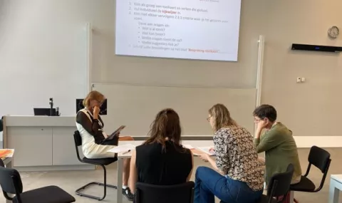 Tijdens de workshop presenteerden zij prototypes van hun ontwikkelde tools die leerkrachten (in opleiding) kunnen inzetten om maatschappelijke betrokkenheid en participatie van leerlingen in het primair onderwijs te stimuleren. Deze tools, gericht op onderwijs in sociaal ondernemerschap, sloten goed aan bij het congresthema 'Onderwijs van Waarde(n)', dat focust op maatschappelijke vorming en welzijn. De workshop bood deelnemers niet alleen theoretische inzichten, maar ook hands-on activiteiten om de tools z