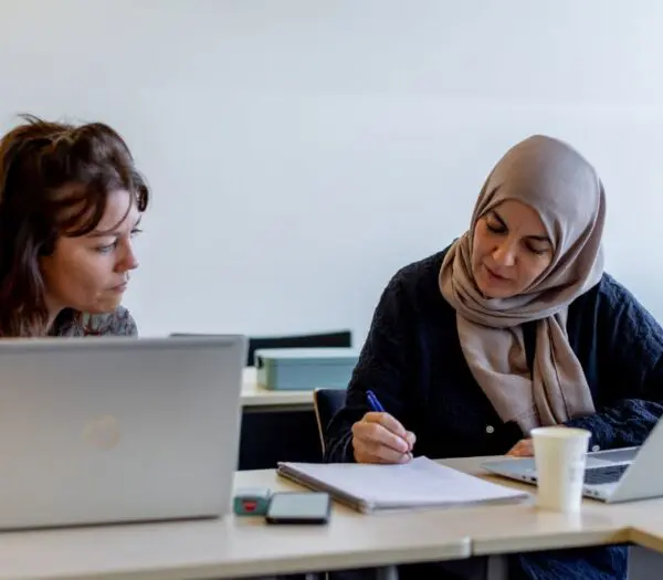 Twee studenten werken samen