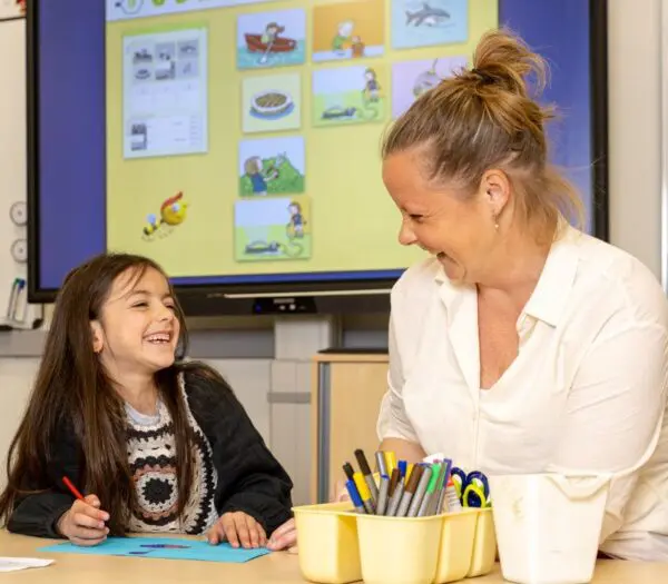 docent en kind naast elkaar