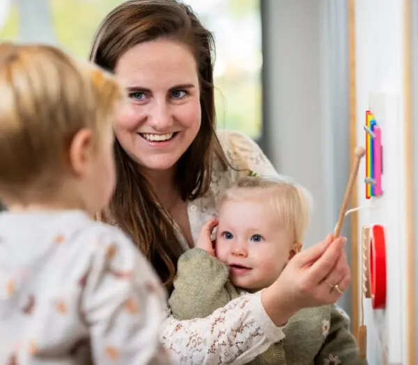 Vrouw speelt een spel met twee kleine kinderen
