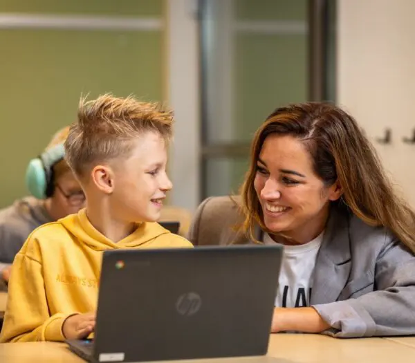 Docent en kind lachen naar elkaar