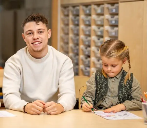 pabo student zit naast leerling