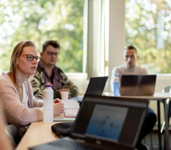 Student in lokaal aan het woord