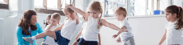 Kinderen die meedoen aan een gymles.