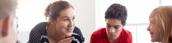 Lerares die technische proef uitlegt aan leerlingen.