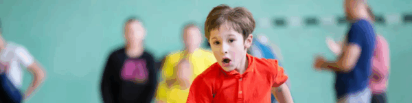 Leerling die meedoet aan een gymles.