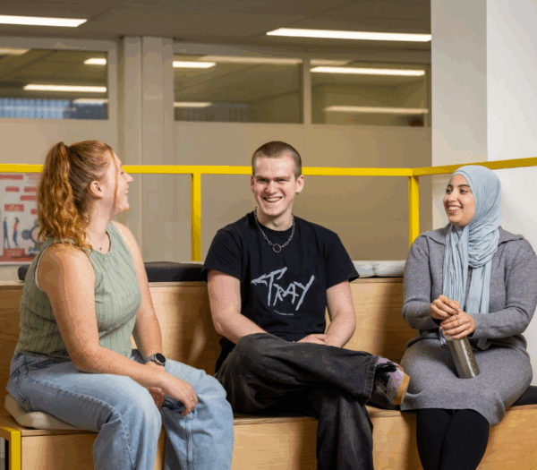 Drie studenten zitten naast elkaar