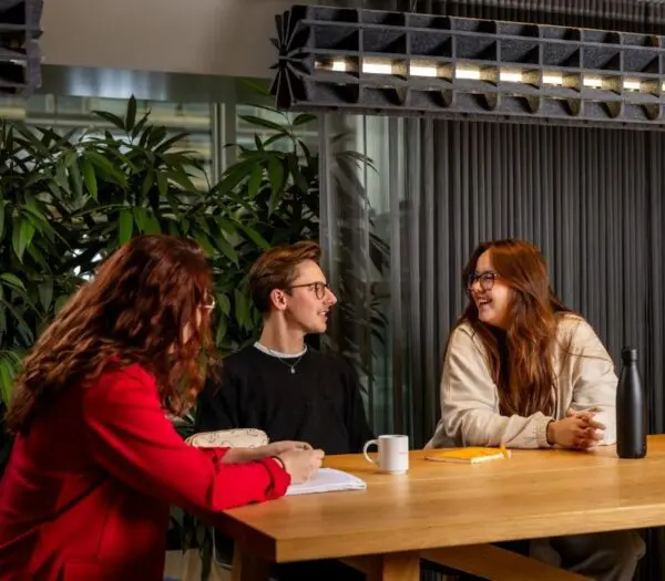 Drie studenten zitten bij elkaar