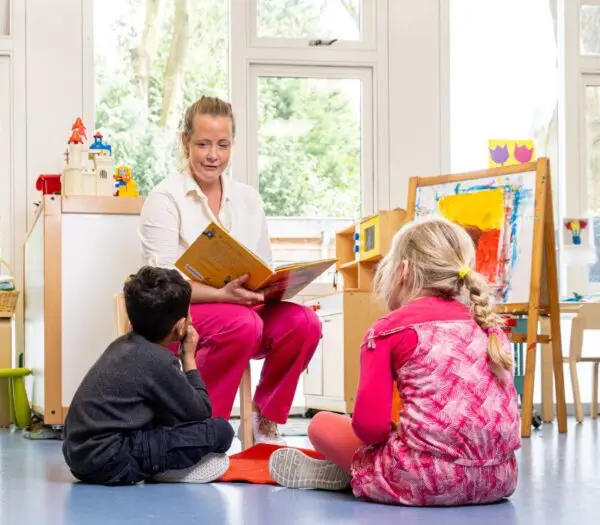 vrouw leest kinderen voor