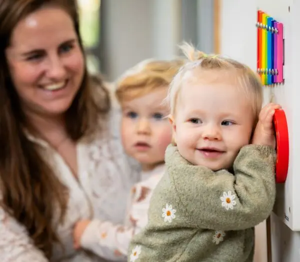 kindje lacht in de camera