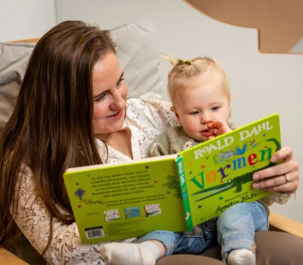 vrouw leest kind voor
