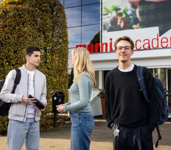 drie studenten staan voor de Marnix Academie