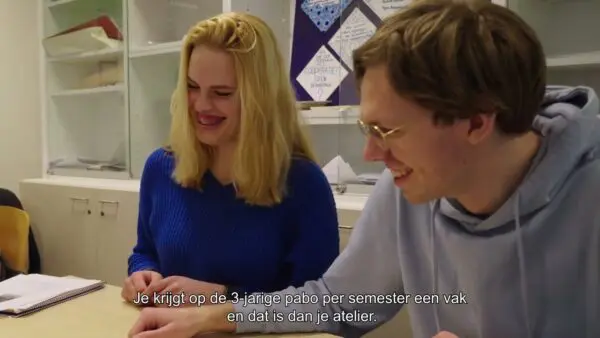 Twee studenten werken samen