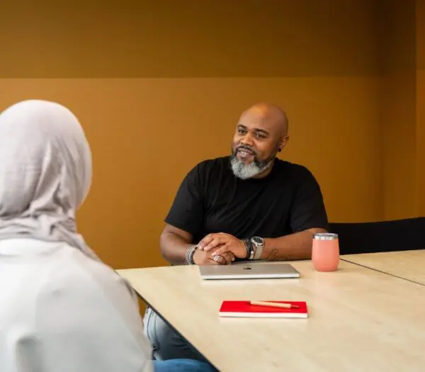 man praat met vrouw aan tafel