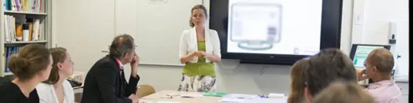 Volwassenen in een klaslokaal