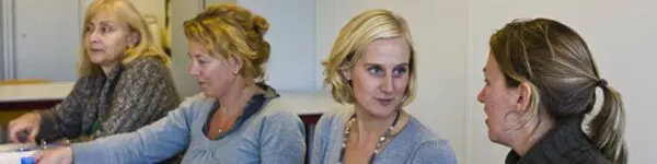 Studenten praten met elkaar