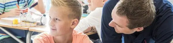 student en docent naast elkaar