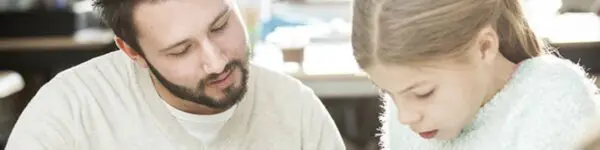 Docent praat met leerling