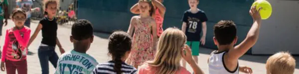 Kinderen op een schoolplein