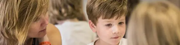 Kind en ouder zitten naast elkaar