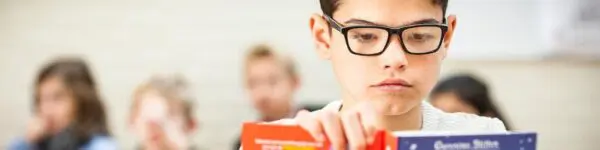 Leerling leest een boek