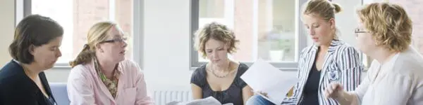 Groep mensen zitten in een kring