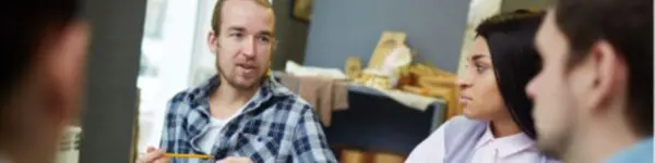 Volwassen studenten in overleg