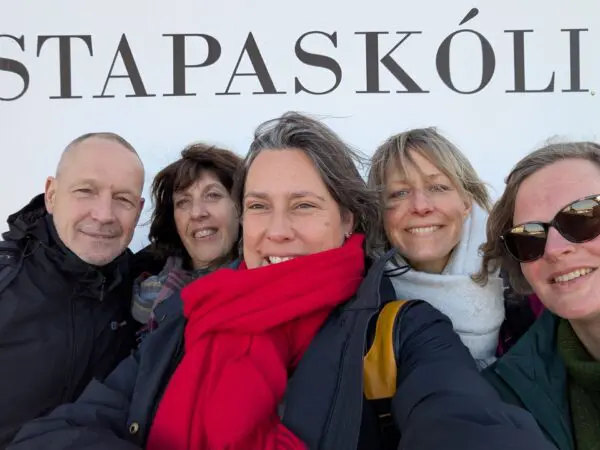 Vijf docenten van de Marnix Academie met op de achtergrond de tekst Stapaskóli.