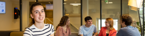 Studente die in de camera kijkt