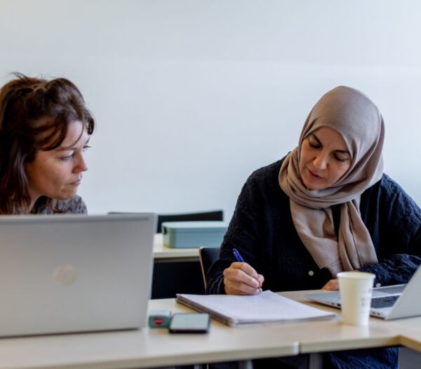 Twee studenten werken samen