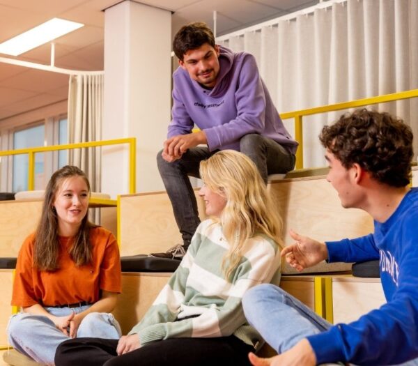 Studenten zitten bij elkaar