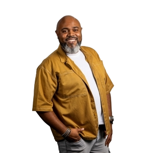 man kijkt in de camera