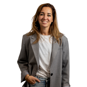 vrouw kijk lachend de camera in