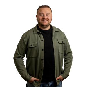 Man kijkt lachend de camera in