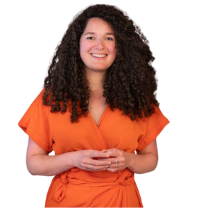 vrouw kijkt lachend de camera in