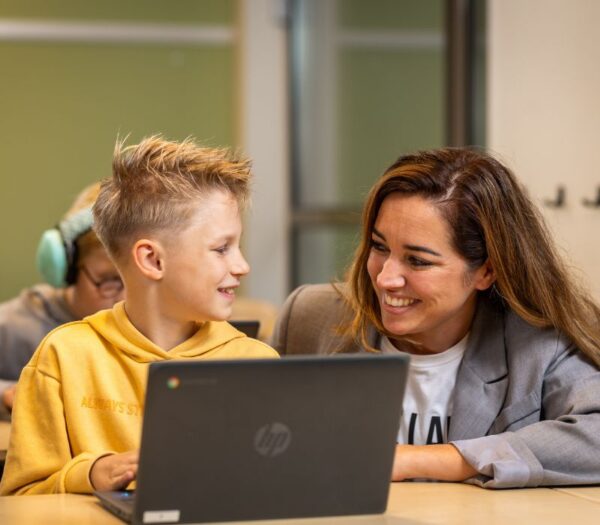Docent en kind lachen naar elkaar