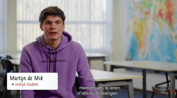 jongen vertelt iets tegen de camera
