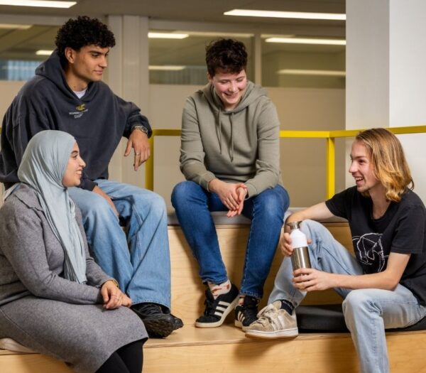 Vier studenten met elkaar in gesprek
