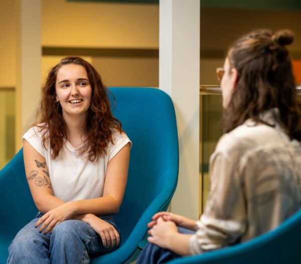 studenten zitten in stoelen en praten met elkaar