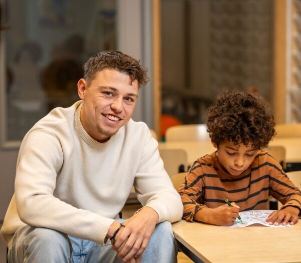 pabo student zit naast een leerling