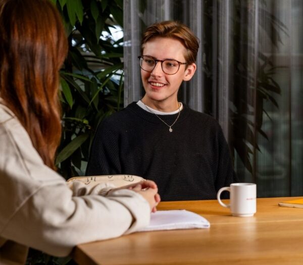 Man praat met vrouw tegenover zich