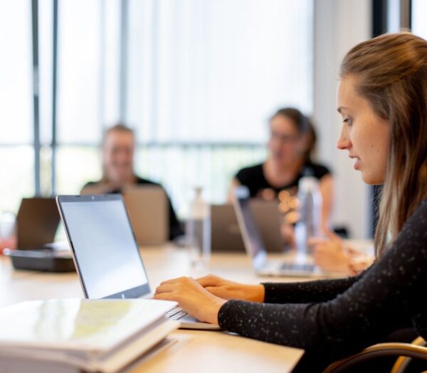 Student werkt achter laptop