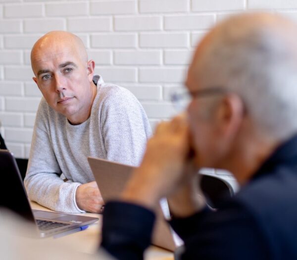 Student luistert aandachtig naar andere student